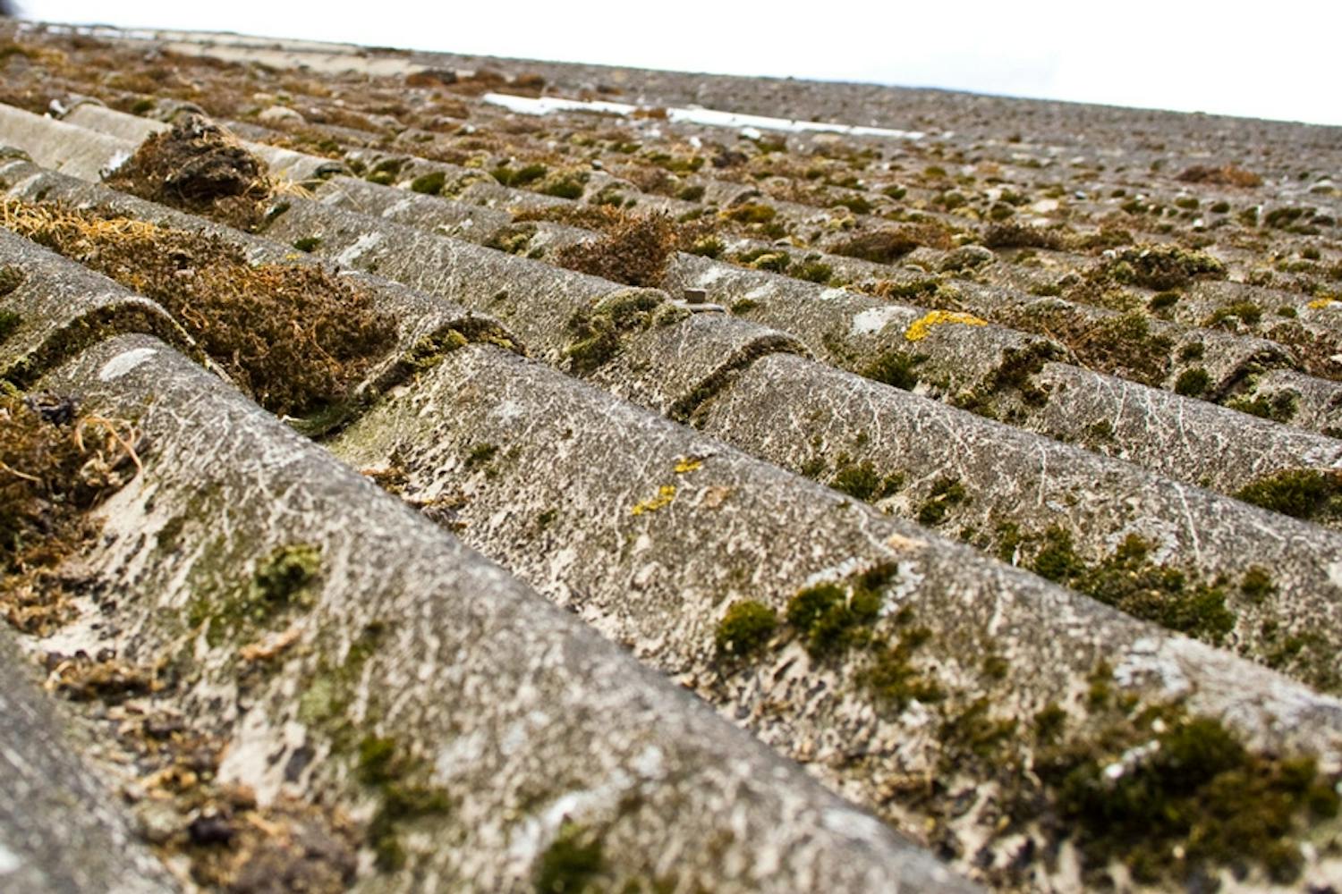Detta tak är från före 1982 och innehåller därför asbest. Detta tak är från före 1982 och innehåller därför asbest.